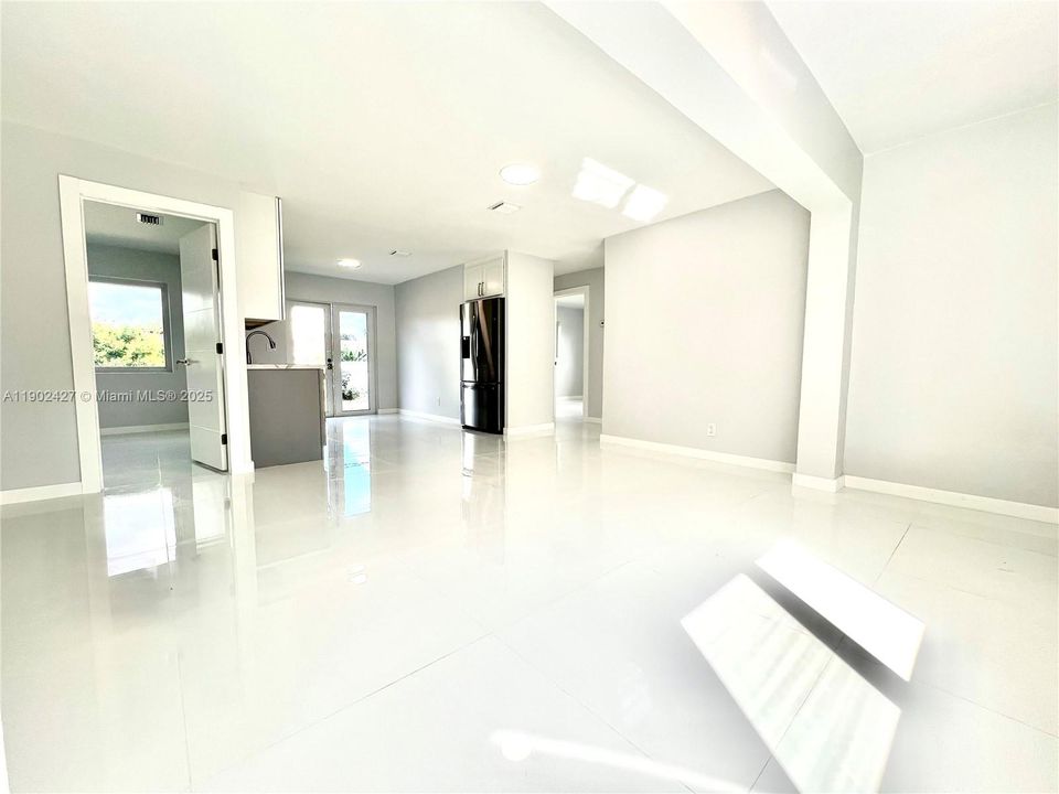 合同活跃: $469,000 (4 贝兹, 2 浴室, 1254 平方英尺)