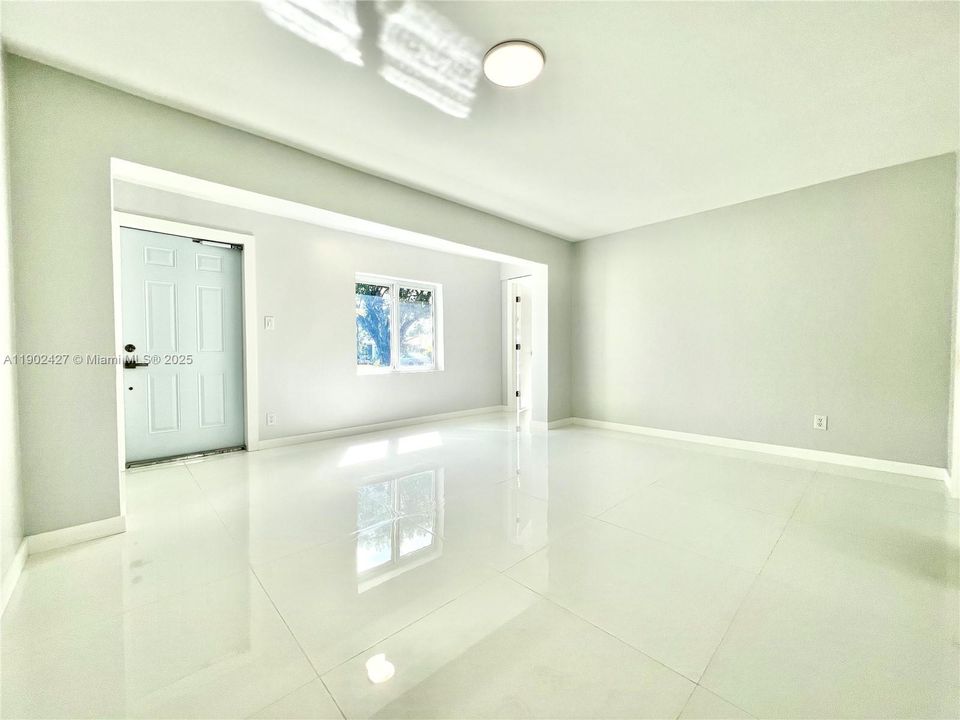 合同活跃: $469,000 (4 贝兹, 2 浴室, 1254 平方英尺)