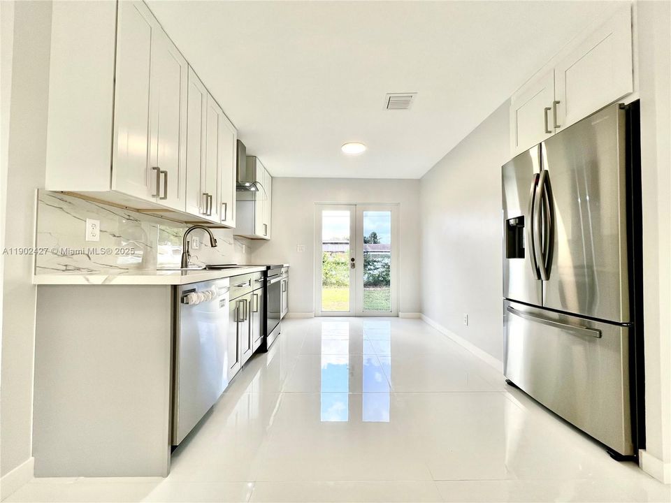 合同活跃: $469,000 (4 贝兹, 2 浴室, 1254 平方英尺)