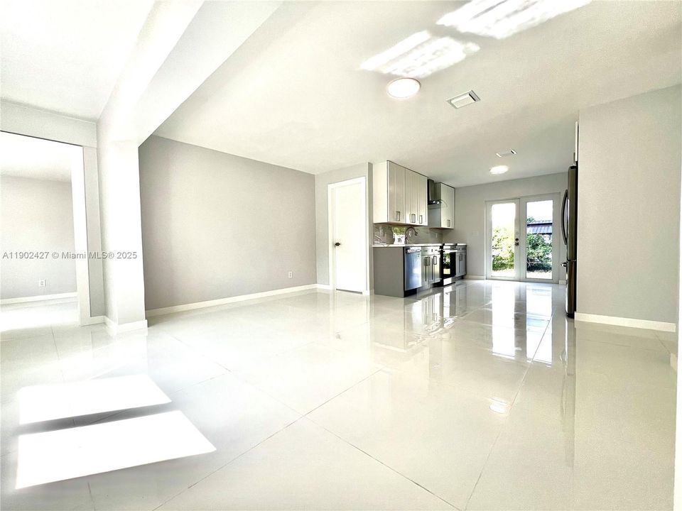 合同活跃: $469,000 (4 贝兹, 2 浴室, 1254 平方英尺)