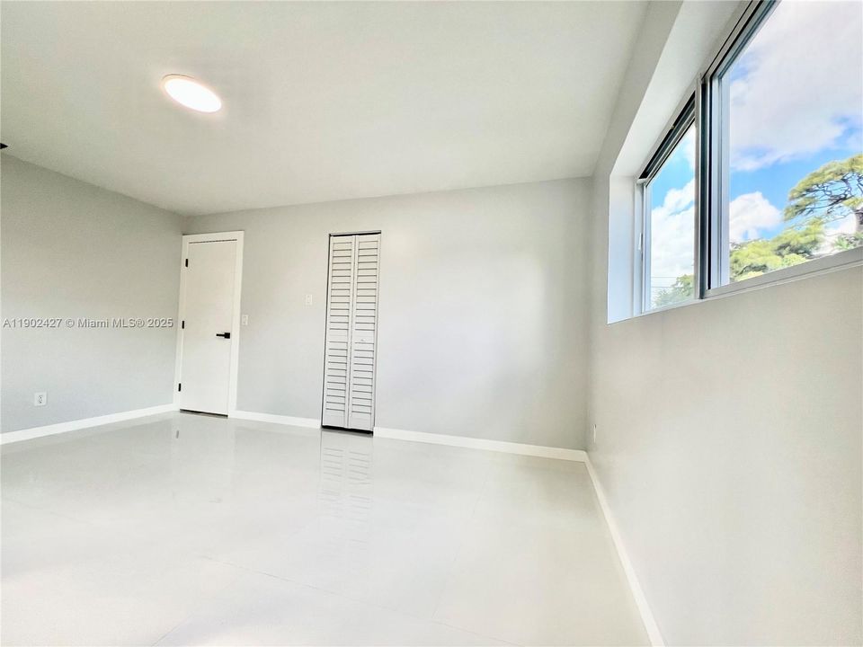 合同活跃: $469,000 (4 贝兹, 2 浴室, 1254 平方英尺)