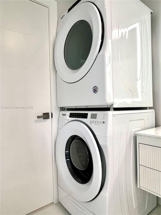 合同活跃: $469,000 (4 贝兹, 2 浴室, 1254 平方英尺)