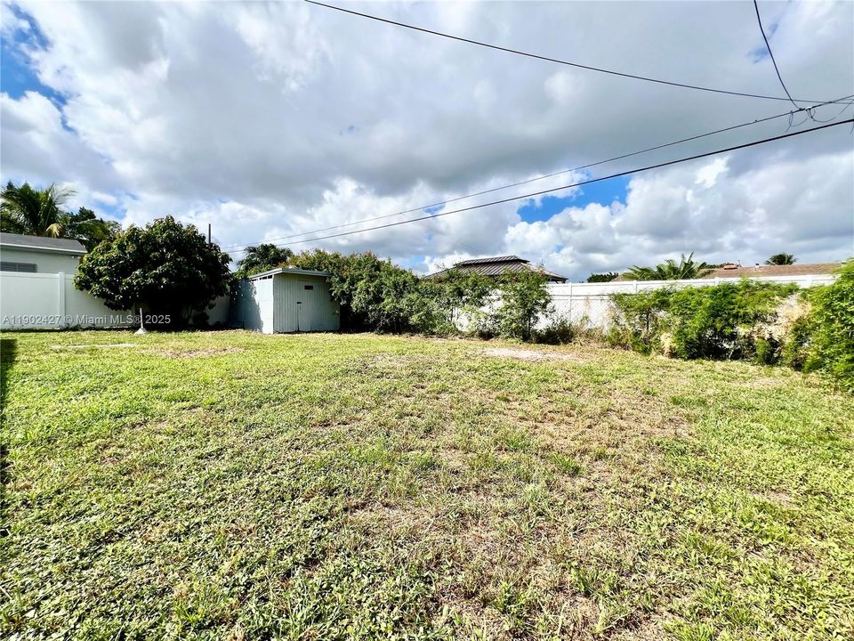 合同活跃: $469,000 (4 贝兹, 2 浴室, 1254 平方英尺)