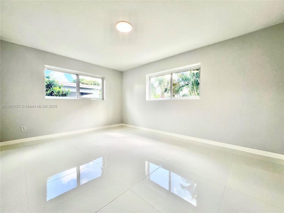 合同活跃: $469,000 (4 贝兹, 2 浴室, 1254 平方英尺)