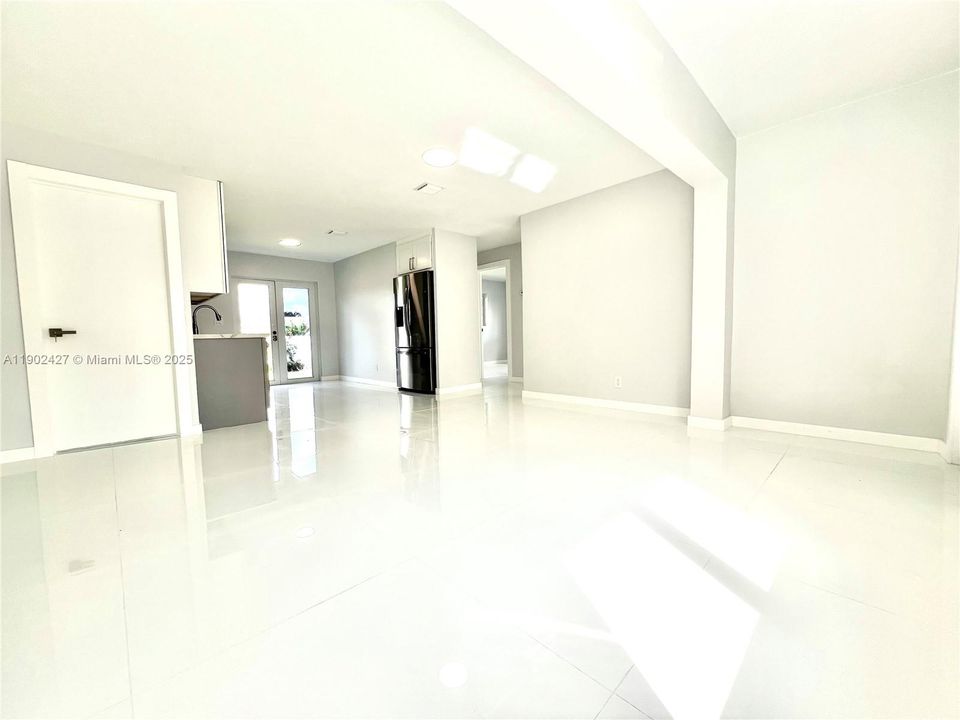 合同活跃: $469,000 (4 贝兹, 2 浴室, 1254 平方英尺)