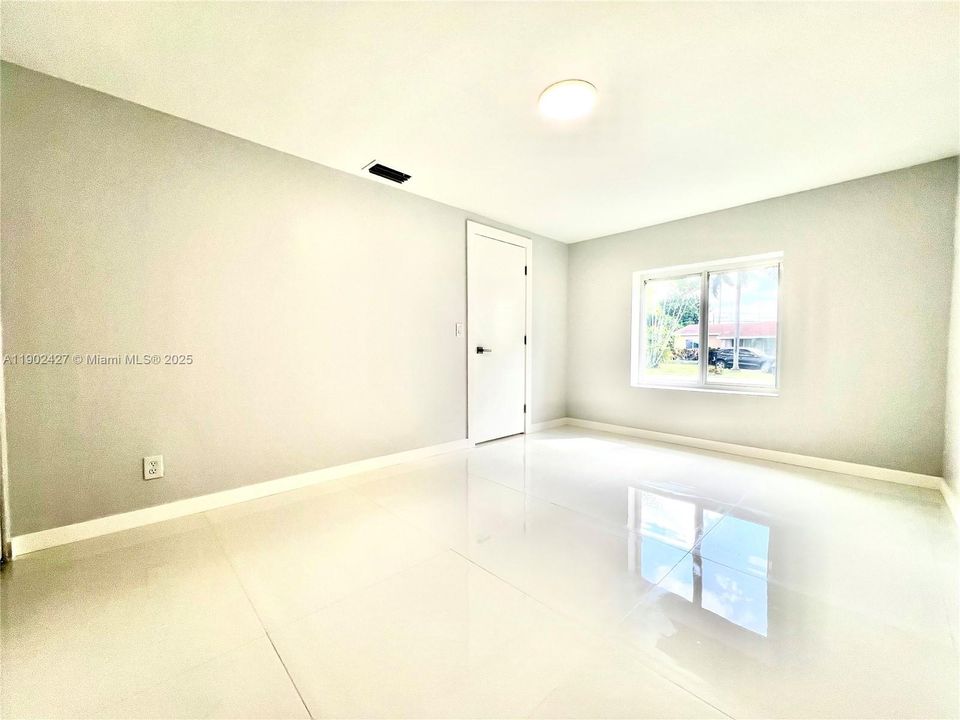 合同活跃: $469,000 (4 贝兹, 2 浴室, 1254 平方英尺)