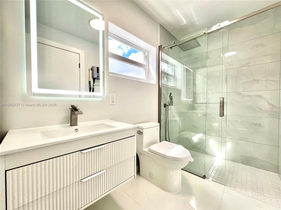 合同活跃: $469,000 (4 贝兹, 2 浴室, 1254 平方英尺)