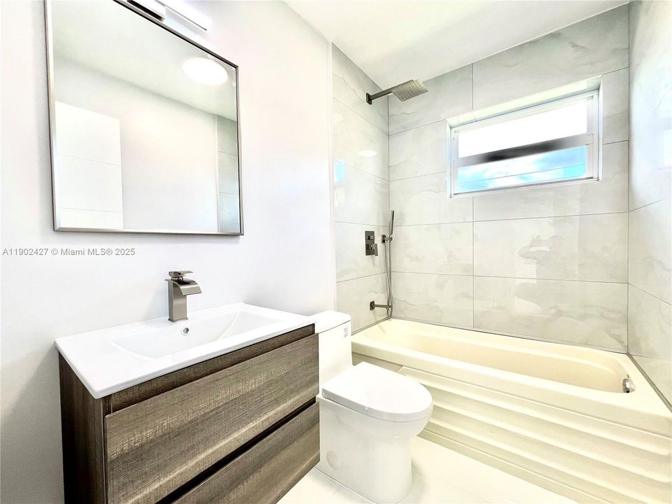 合同活跃: $469,000 (4 贝兹, 2 浴室, 1254 平方英尺)