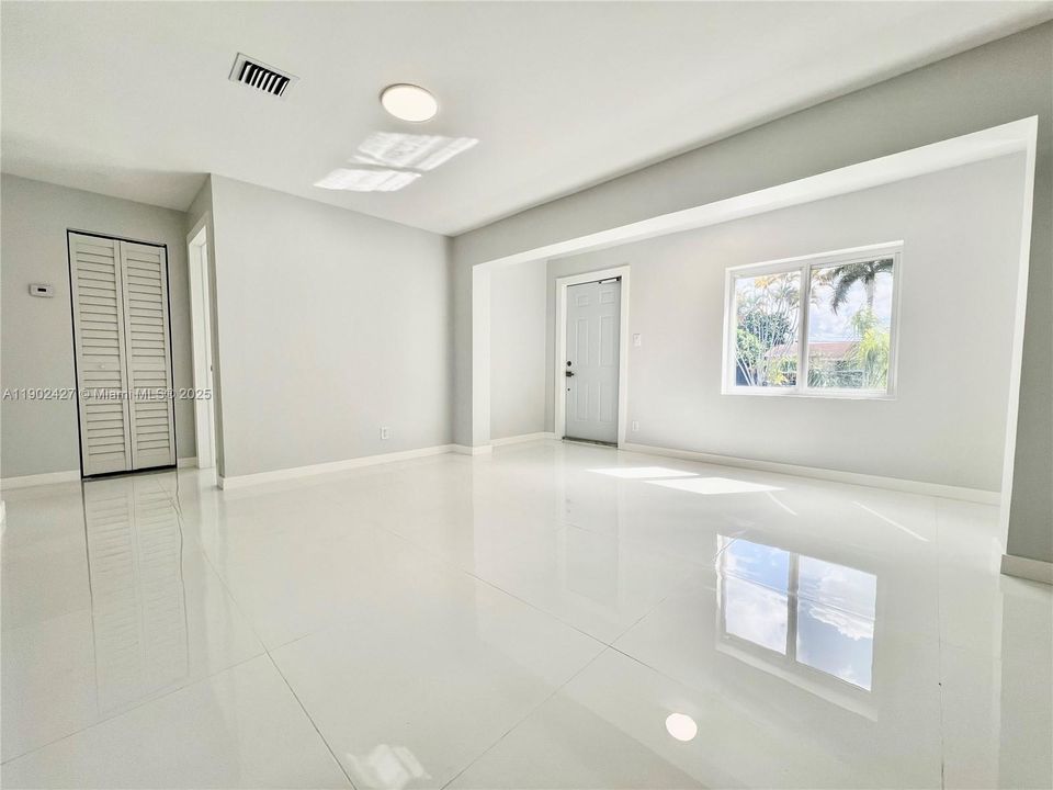 合同活跃: $469,000 (4 贝兹, 2 浴室, 1254 平方英尺)