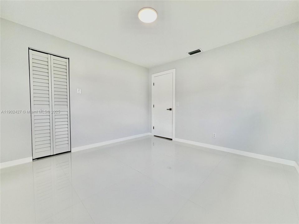 合同活跃: $469,000 (4 贝兹, 2 浴室, 1254 平方英尺)