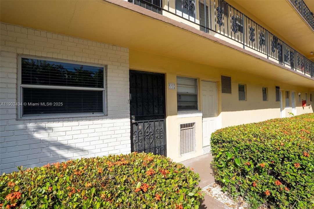 For Rent: $2,600 (2 beds, 2 baths, 1098 Square Feet)