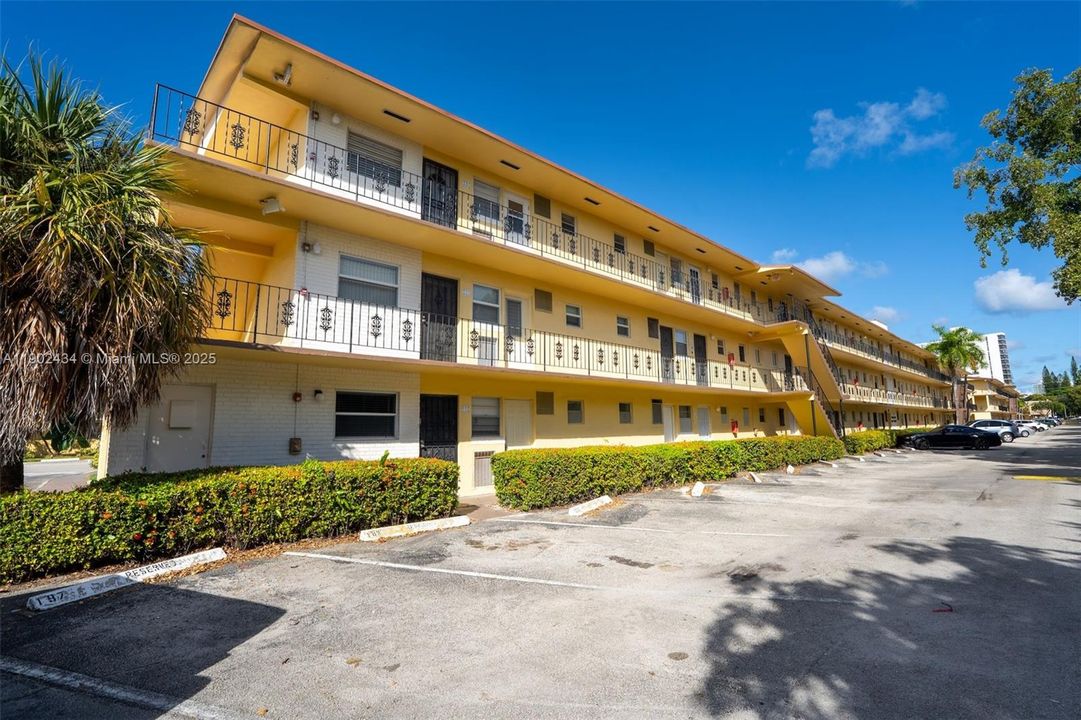 For Rent: $2,600 (2 beds, 2 baths, 1098 Square Feet)