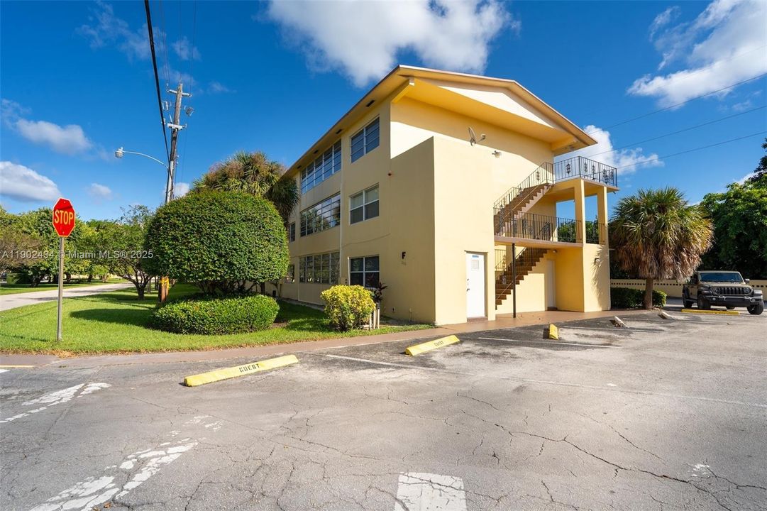 For Rent: $2,600 (2 beds, 2 baths, 1098 Square Feet)