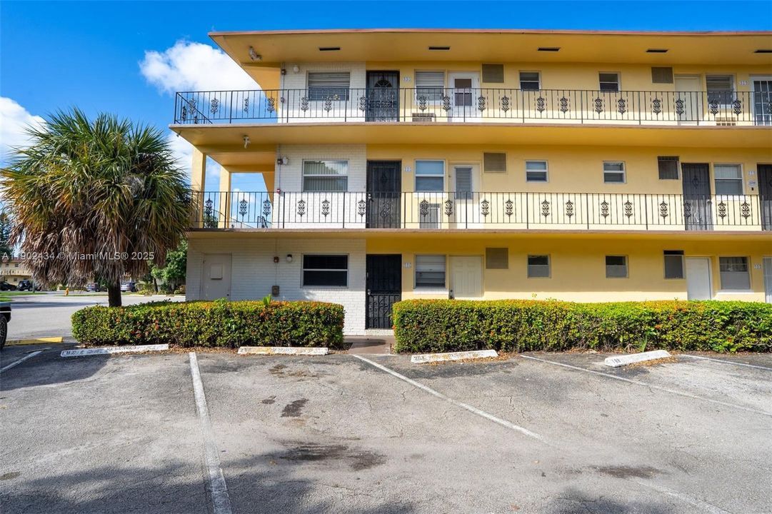 For Rent: $2,600 (2 beds, 2 baths, 1098 Square Feet)