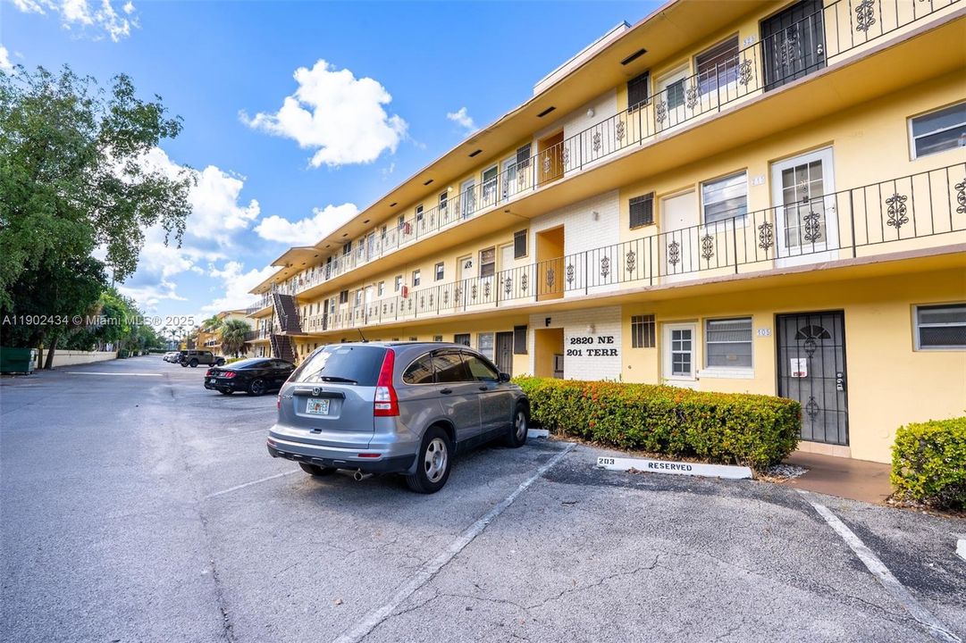 For Rent: $2,600 (2 beds, 2 baths, 1098 Square Feet)