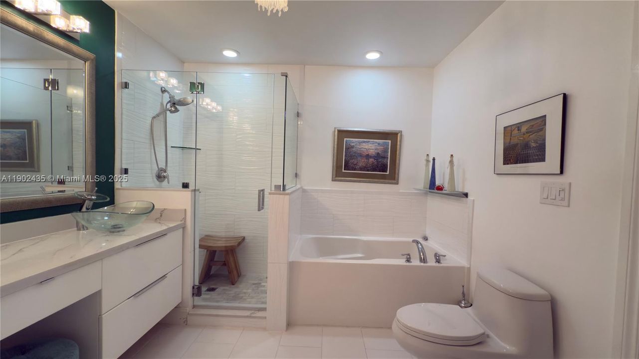 For Sale: $574,900 (2 beds, 2 baths, 1102 Square Feet)