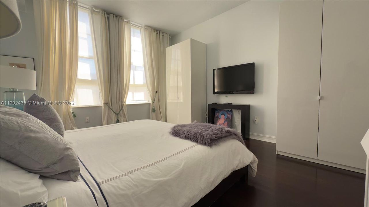 For Sale: $574,900 (2 beds, 2 baths, 1102 Square Feet)