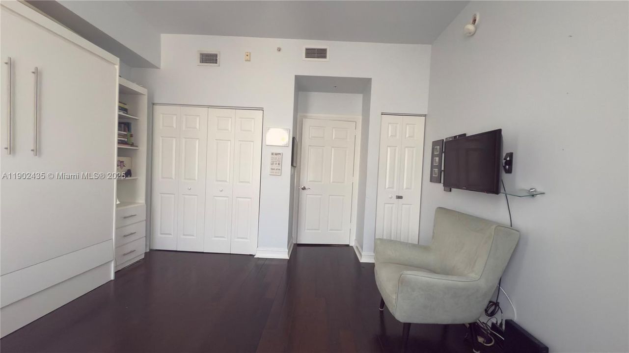 For Sale: $574,900 (2 beds, 2 baths, 1102 Square Feet)