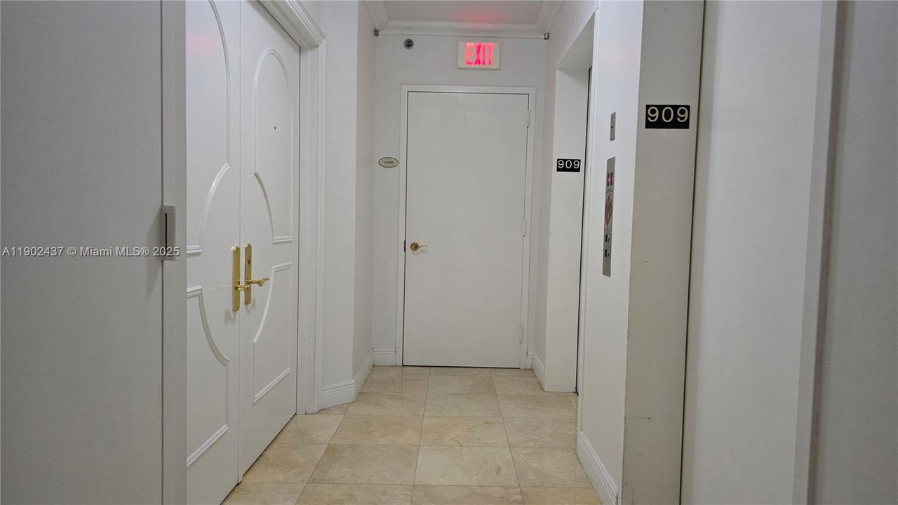 Private elevator vestibule