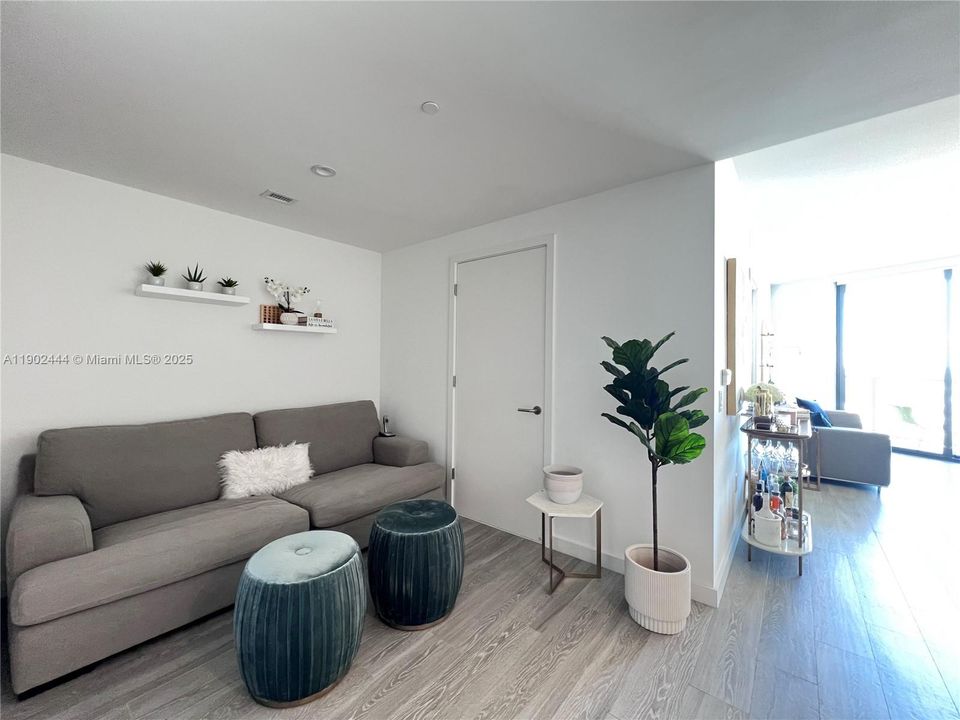 For Rent: $5,300 (2 beds, 2 baths, 1141 Square Feet)