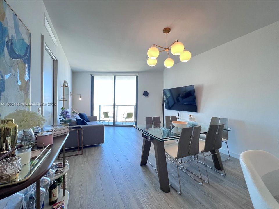 For Rent: $5,300 (2 beds, 2 baths, 1141 Square Feet)