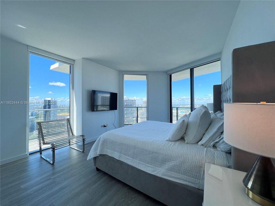 For Rent: $5,300 (2 beds, 2 baths, 1141 Square Feet)