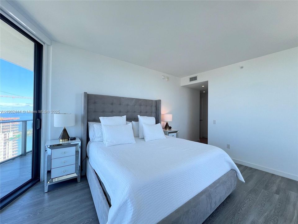 For Rent: $5,300 (2 beds, 2 baths, 1141 Square Feet)