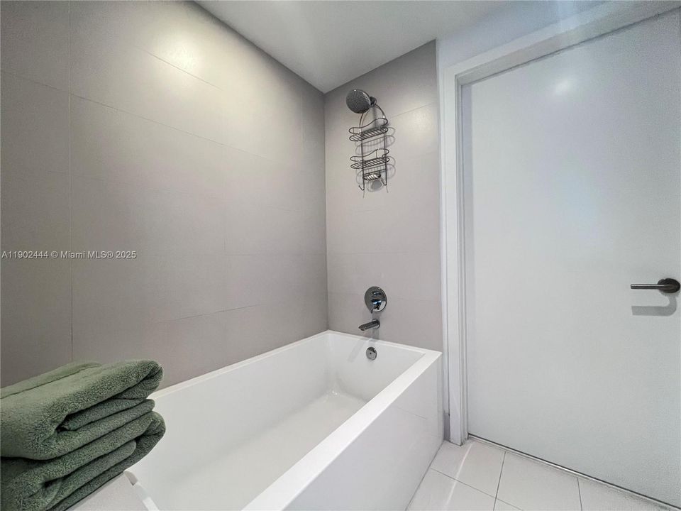 For Rent: $5,300 (2 beds, 2 baths, 1141 Square Feet)