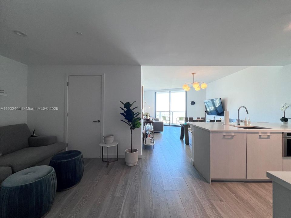 For Rent: $5,300 (2 beds, 2 baths, 1141 Square Feet)