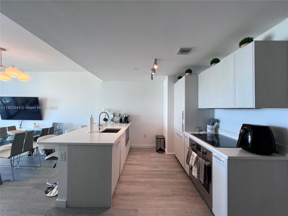 For Rent: $5,300 (2 beds, 2 baths, 1141 Square Feet)