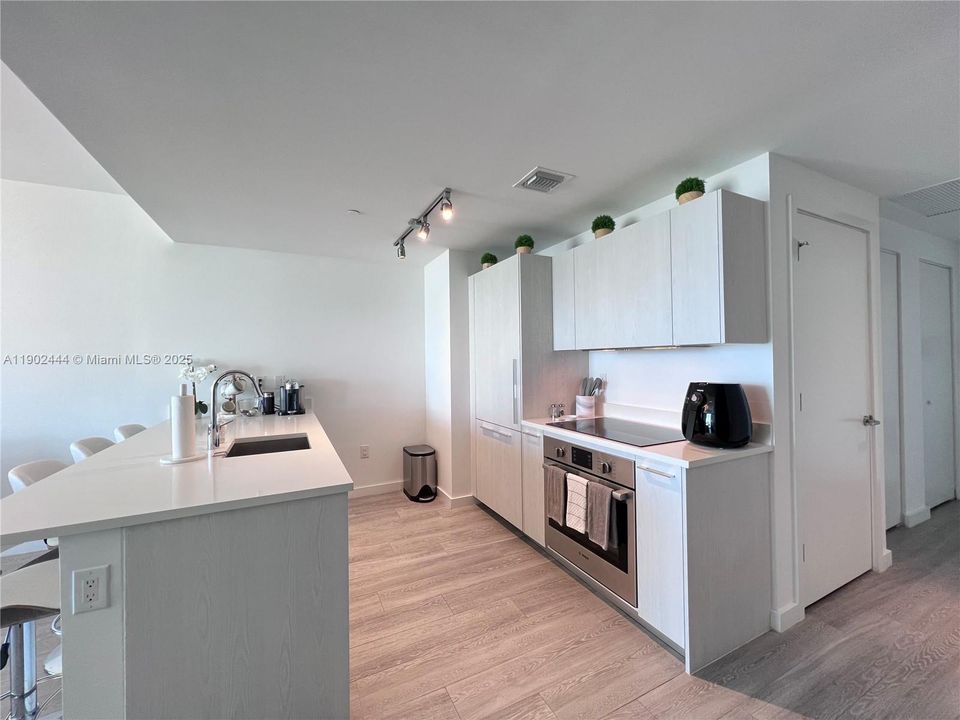 For Rent: $5,300 (2 beds, 2 baths, 1141 Square Feet)