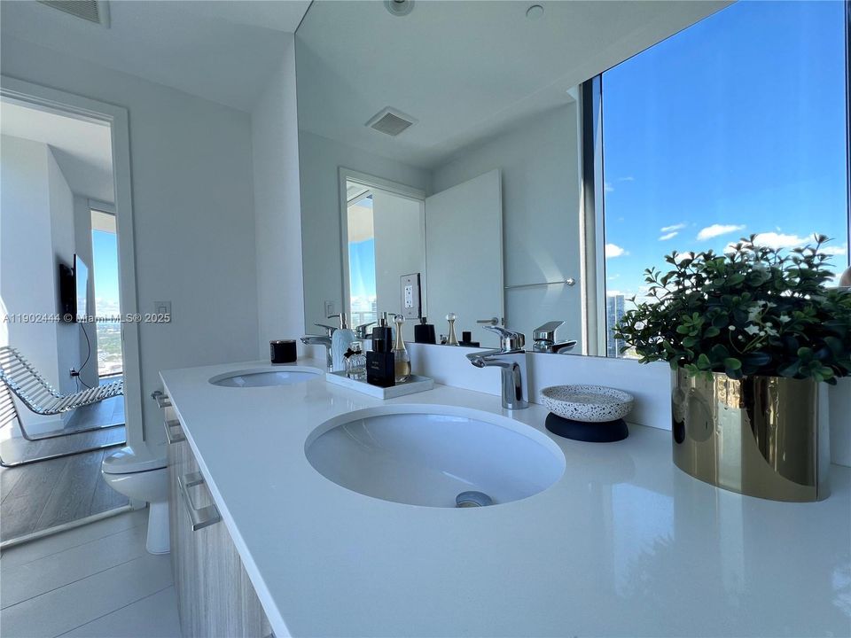 For Rent: $5,300 (2 beds, 2 baths, 1141 Square Feet)