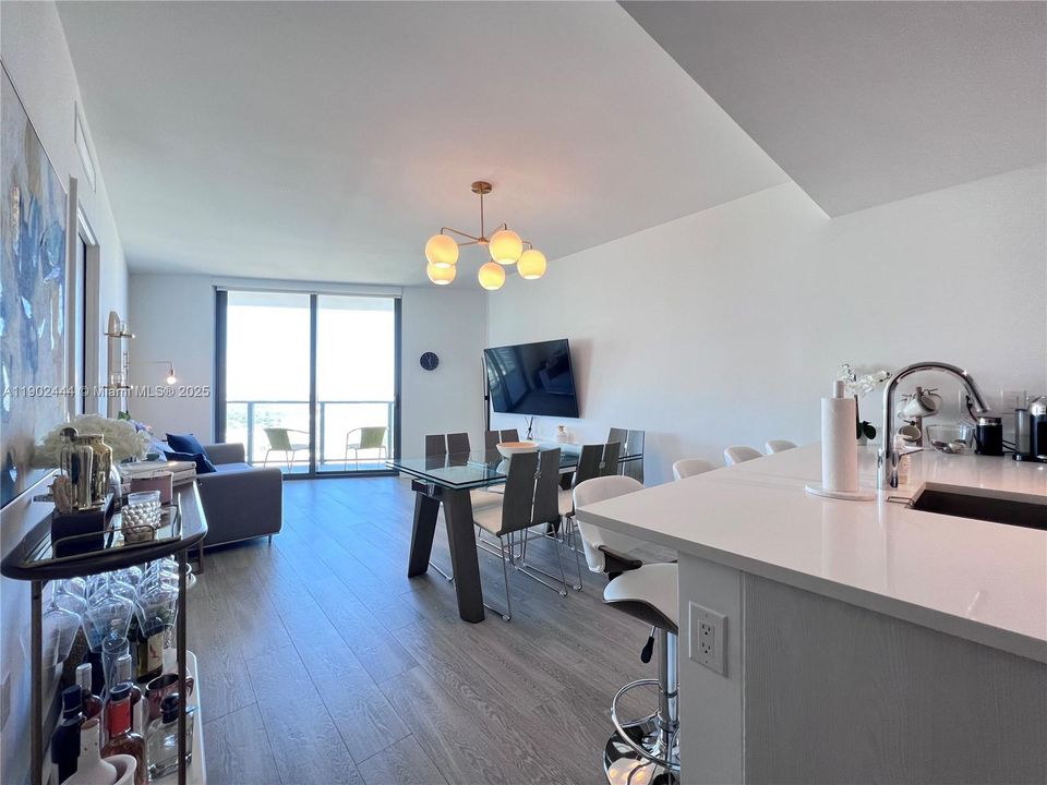 For Rent: $5,300 (2 beds, 2 baths, 1141 Square Feet)