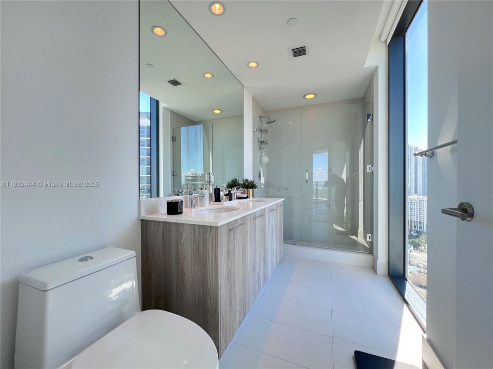 For Rent: $5,300 (2 beds, 2 baths, 1141 Square Feet)