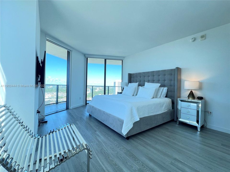 For Rent: $5,300 (2 beds, 2 baths, 1141 Square Feet)