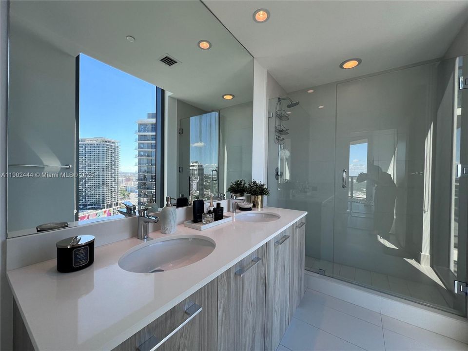 For Rent: $5,300 (2 beds, 2 baths, 1141 Square Feet)