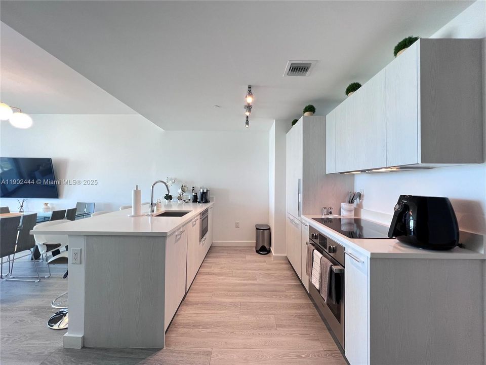 For Rent: $5,300 (2 beds, 2 baths, 1141 Square Feet)