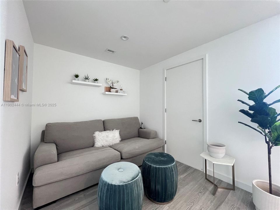 For Rent: $5,300 (2 beds, 2 baths, 1141 Square Feet)