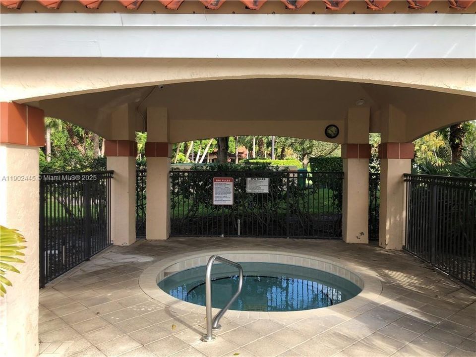 For Rent: $1,600 (1 beds, 1 baths, 712 Square Feet)