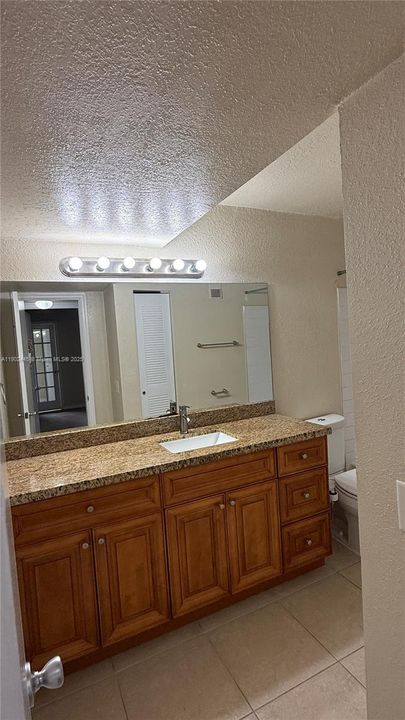 For Rent: $1,600 (1 beds, 1 baths, 712 Square Feet)