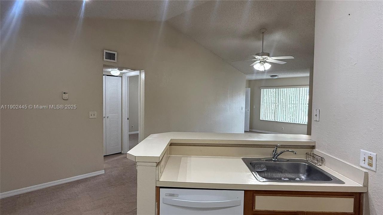 For Rent: $1,600 (1 beds, 1 baths, 712 Square Feet)