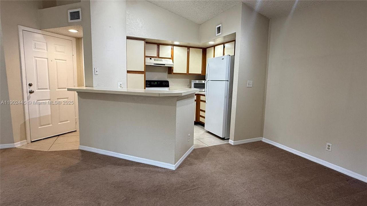 For Rent: $1,600 (1 beds, 1 baths, 712 Square Feet)