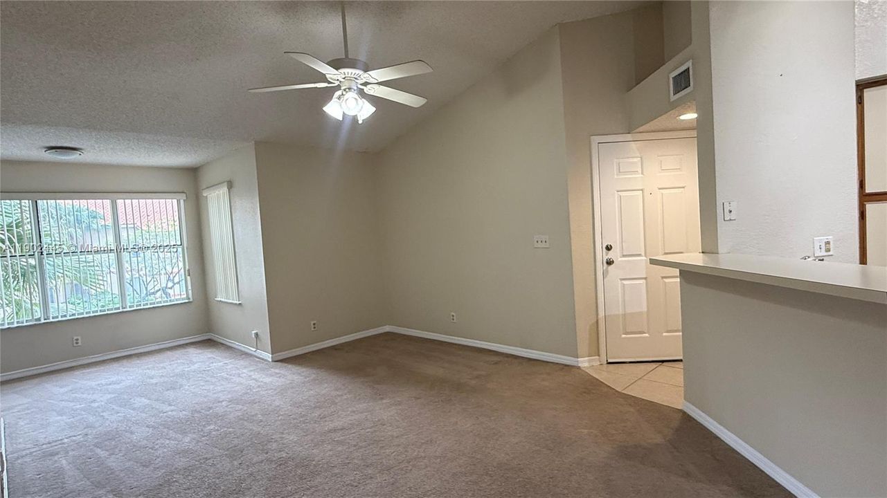 For Rent: $1,600 (1 beds, 1 baths, 712 Square Feet)