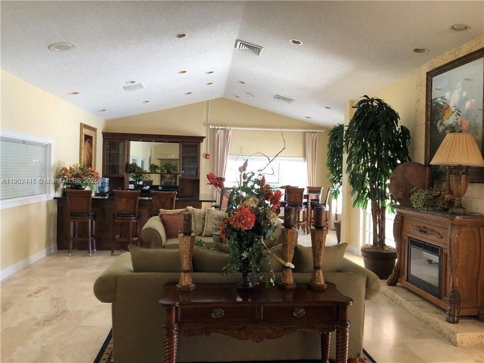 For Rent: $1,600 (1 beds, 1 baths, 712 Square Feet)