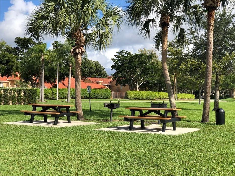 For Rent: $1,600 (1 beds, 1 baths, 712 Square Feet)