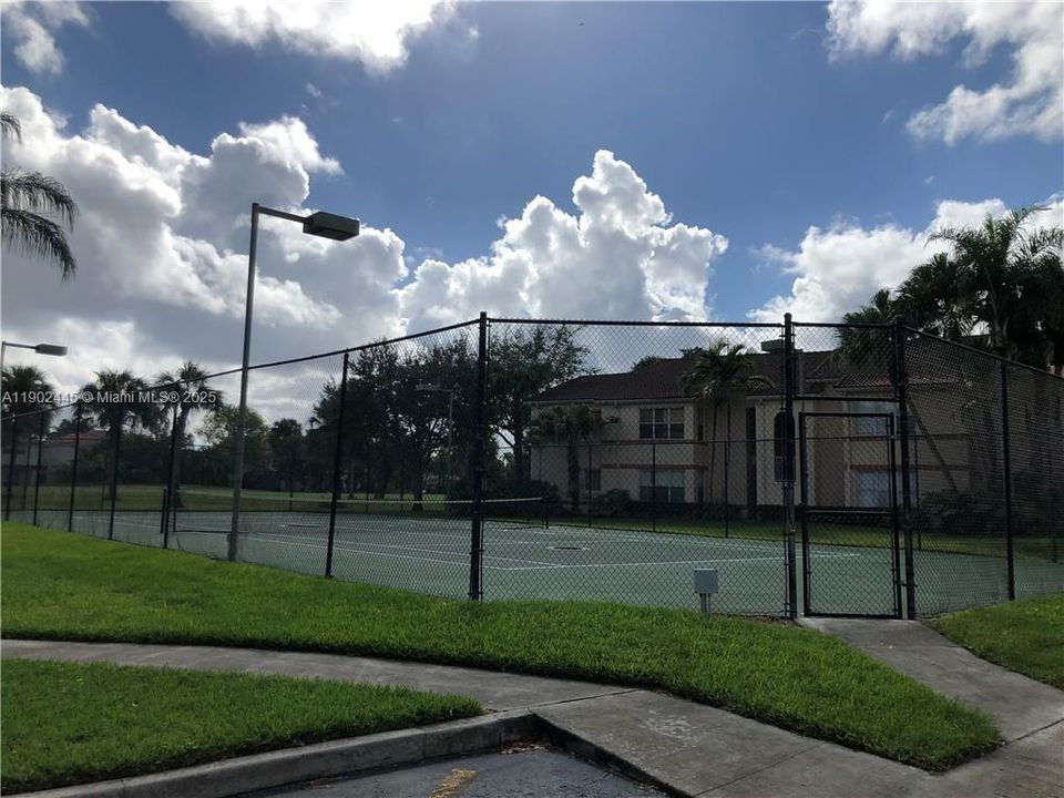 For Rent: $1,600 (1 beds, 1 baths, 712 Square Feet)