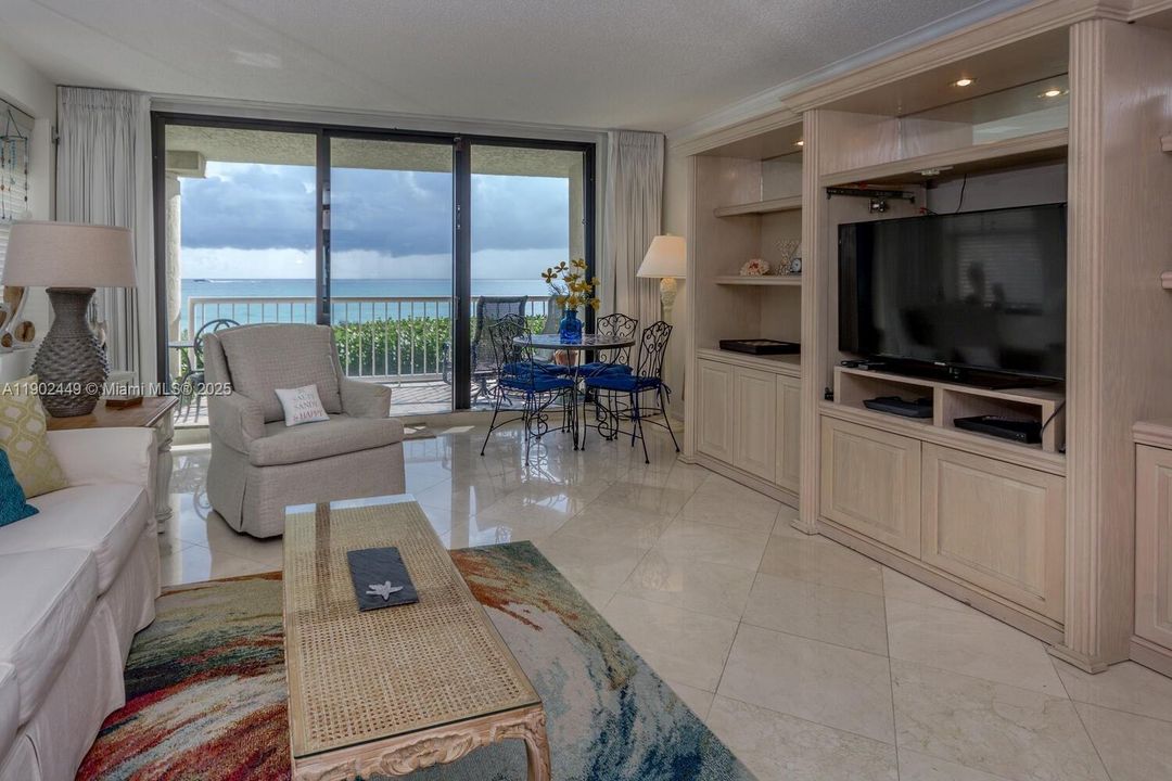 For Rent: $8,000 (3 beds, 2 baths, 1954 Square Feet)