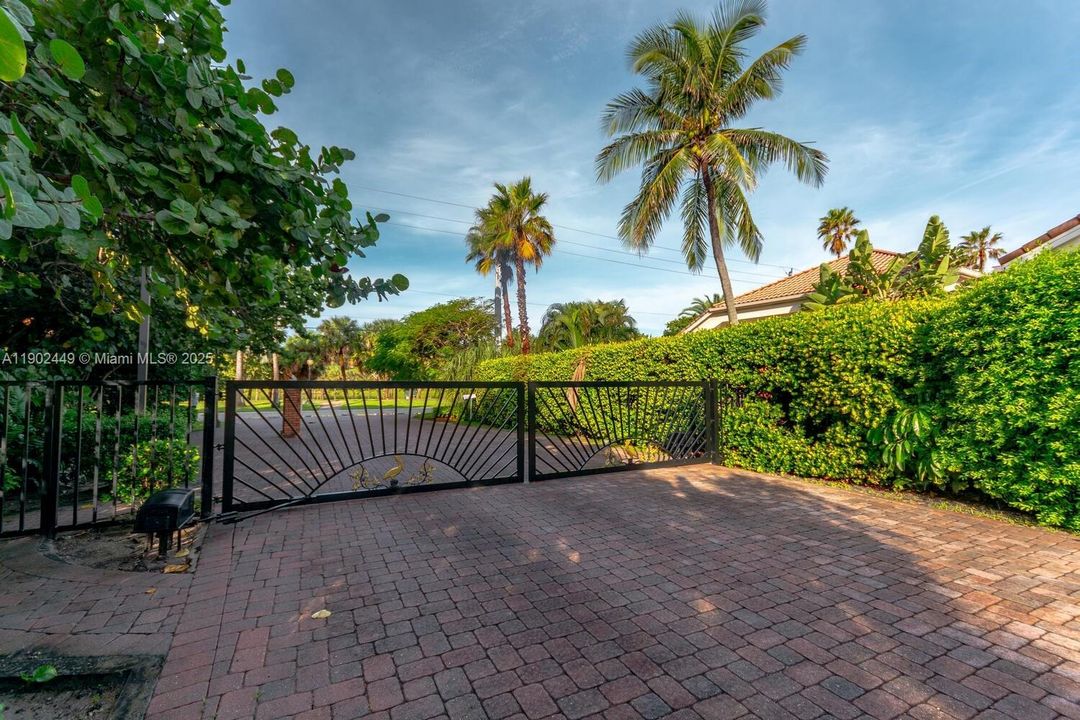 For Rent: $8,000 (3 beds, 2 baths, 1954 Square Feet)