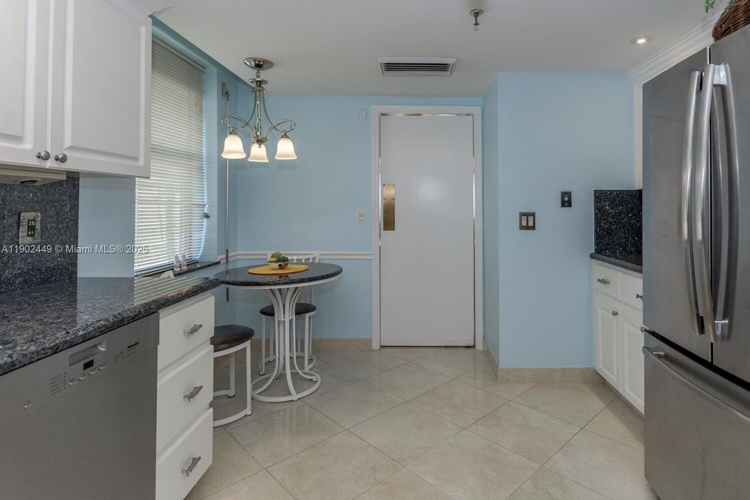 For Rent: $8,000 (3 beds, 2 baths, 1954 Square Feet)