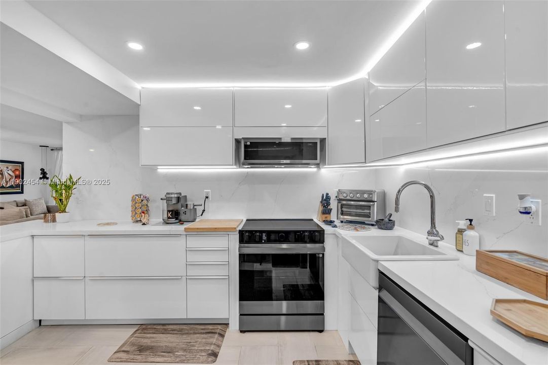 Recently Sold: $889,000 (2 beds, 2 baths, 1450 Square Feet)